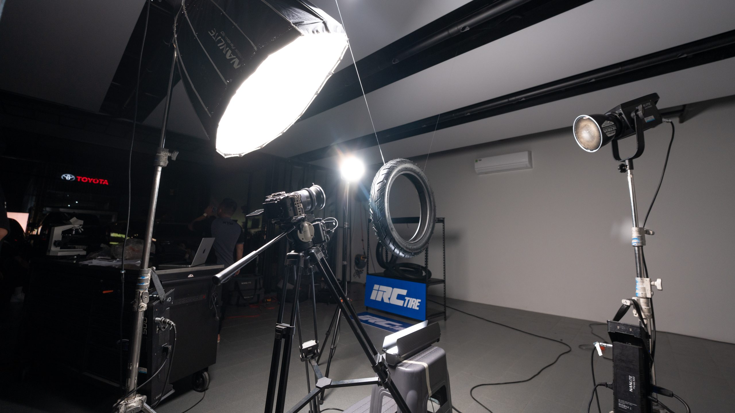 Hậu Trường Sản Xuất TVC Lốp Xe IRC: Khi Ánh Sáng “Thổi Hồn” Cho Sản Phẩm Công Nghiệp