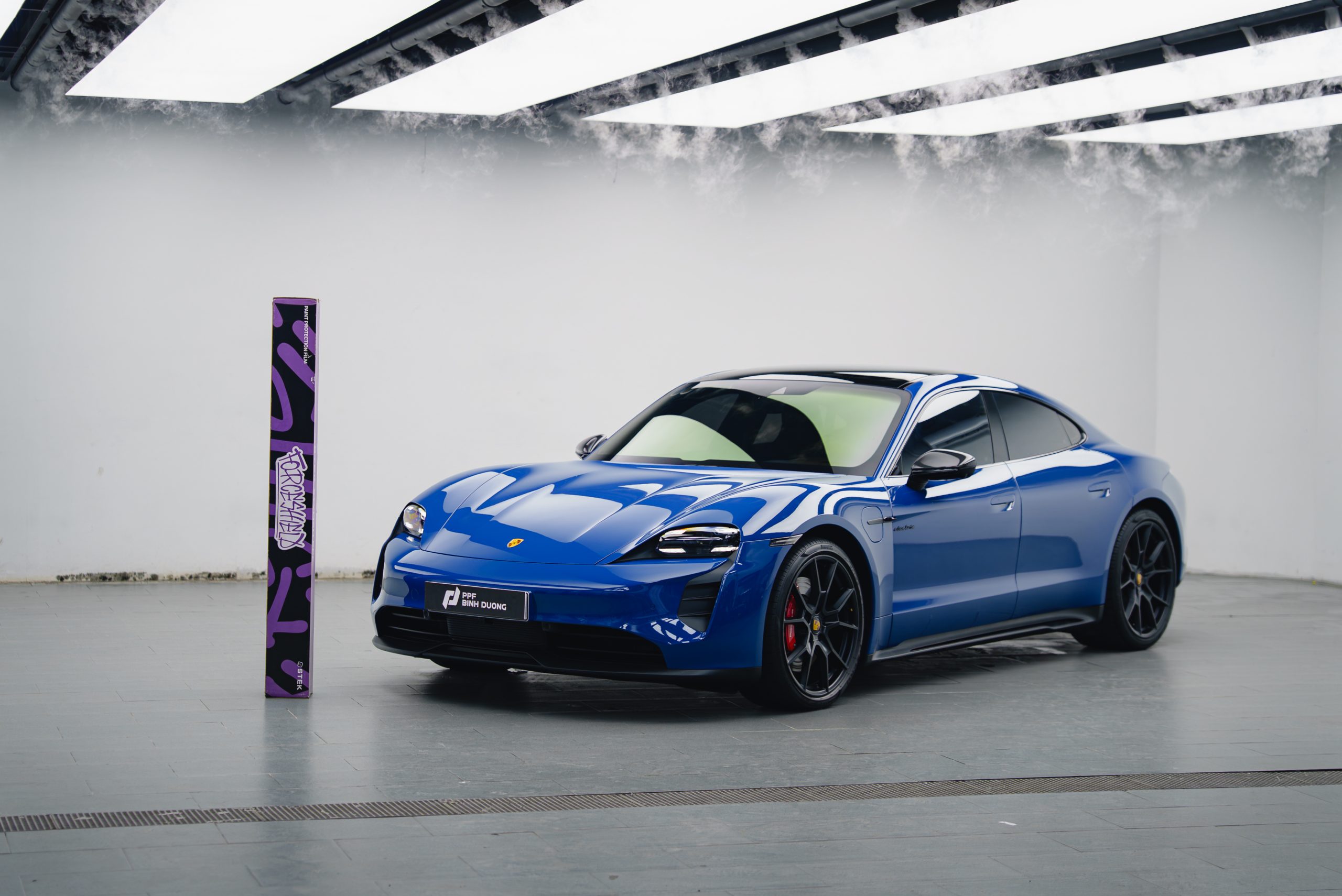 Porsche Taycan trong bộ ảnh Automotive Photography thực hiện bởi 35MM Media